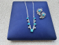 Preview: Exquisites Demi-Parure in 585er Weißgold bestehend aus Collier und Ohrclips mit natürlichen Türkis-Cabochons und Brillanten, Gesamtgewicht: 32,30g (41)