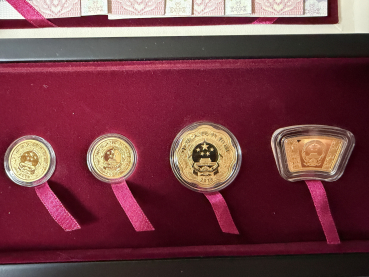 Preview: China Goldset Lunar Jahr des Hundes 2018 4 Coin Set in Prestige Box insg. 31g Feingold