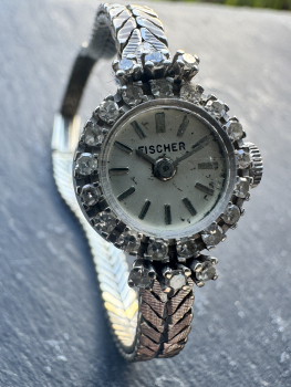 Preview: Vintage Damenarmbanduhr von Fischer in 750er Weißgold mit 23 Diamanten, ca.22,80g, ca. 19cm Länge mit Verschluss (38)