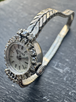 Vintage Damenarmbanduhr von Fischer in 750er Weißgold mit 23 Diamanten, ca.22,80g, ca. 19cm Länge mit Verschluss (38)