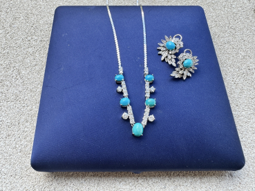 Exquisites Demi-Parure in 585er Weißgold bestehend aus Collier und Ohrclips mit natürlichen Türkis-Cabochons und Brillanten, Gesamtgewicht: 32,30g (41)