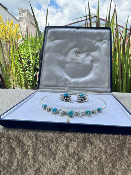 Exquisites Demi-Parure in 585er Weißgold bestehend aus Collier und Ohrclips mit natürlichen Türkis-Cabochons und Brillanten, Gesamtgewicht: 32,30g (41)