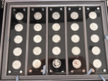 Preview: China Volksrepublik  25 x 3 Yuan (1/4 Oz Silber) Set China Jubiläumsset 2007 zum 25. jährigen Geburtstag der Gold Panda Münzen Polierte Platte mit PrestigeBox