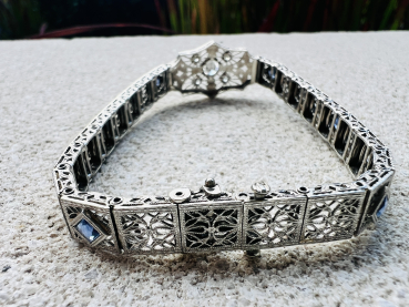 Prachtvolles antikes, Art Deco 14 K Weißgold- Armband mit ca. 1,6 ct Diamanten im Brilliantschliff und blaue Saphire, durchbrochene Ornamente, 19cm, 15,40g (22)