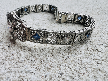 Prachtvolles antikes, Art Deco 14 K Weißgold- Armband mit ca. 1,6 ct Diamanten im Brilliantschliff und blaue Saphire, durchbrochene Ornamente, 19cm, 15,40g (22)
