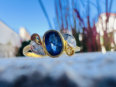 Exklusives Schmuck - Set ( Ring, Ohrstecker und Anhänger ) 14 und 18 Karat (585er und 750er) Gelb- und Weißgold mit blauen Saphiren und Diamanten, ca. 7,50g Gesamtgewicht, Ringgröße 54 (24)