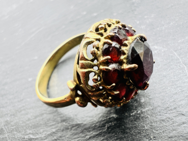 Vintage - Cocktailring mit Rubinroten Granat im floralenstil in Krappenfassung, 333 Gelbgold, Ringgröße 65, ca. 6,95g (29)
