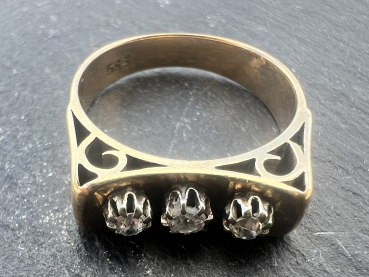 Damenring 585er Gelbgold mit 3 Brillanten (Krappenfassung) und Ornamenten, Ringgröße 50, ca. 3,95g, (30)