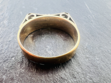 Damenring 585er Gelbgold mit 3 Brillanten (Krappenfassung) und Ornamenten, Ringgröße 50, ca. 3,95g, (30)