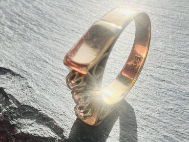 Damenring 585er Gelbgold mit 3 Brillanten (Krappenfassung) und Ornamenten, Ringgröße 50, ca. 3,95g, (30)