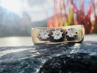 Damenring 585er Gelbgold mit 3 Brillanten (Krappenfassung) und Ornamenten, Ringgröße 50, ca. 3,95g, (30)