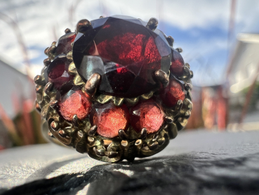 Vintage - Cocktailring mit Rubinroten Granat im floralenstil in Krappenfassung, 333 Gelbgold, Ringgröße 65, ca. 6,95g (29)