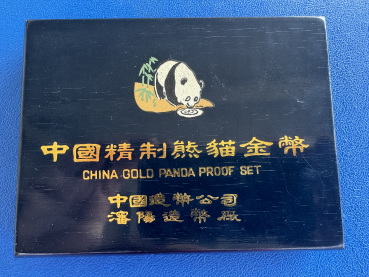 Preview: China kmpl Set 1987 Panda 1/20 Oz - 1 Oz  Gold 4 Münzen Set in Polierte Platte in orig. Etui 59,085g