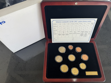 Finnland KMS 2002 inkl. einer Goldmedaille in der OVP (Holzbox) PP