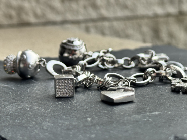 Preview: Jette Joop Original Charmarmband mit 6 verschiedenen Charmanhänger aus 925 Silber punziert, Vintage Bettelarmband, ca. 69,93g Feinsilber,  Länge ca. 20cm, Breite ca. 7mm (Kette) (34)