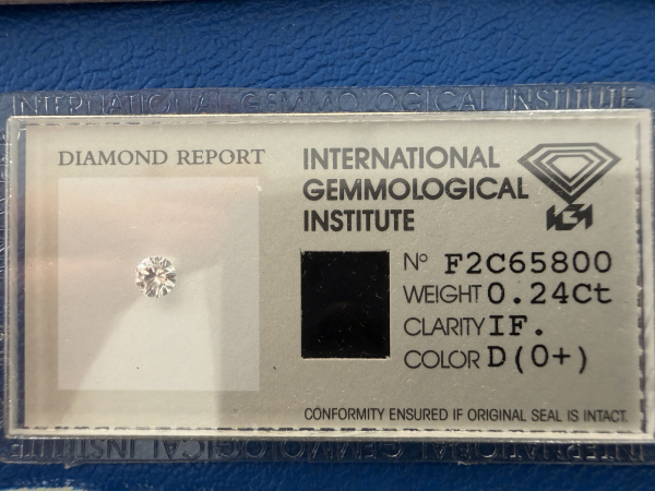Runder Brilliantdiamant mit 0,24 ct, Farbe D (hochweiß) Reinheit IF (Internally Flawless) orig. versiegelten Blister (33)