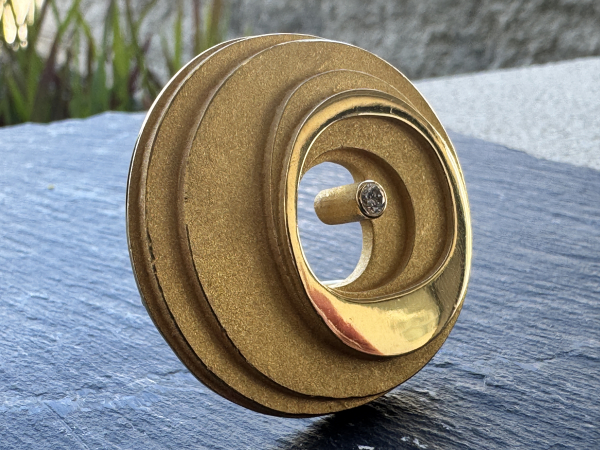 Exklusive Designer-Brosche von Hans Stalder, 750er Gelbgold mit Brillant und originalen Zertifikat, ca. 26g, Durchmesser ca. 4,3cm (37)