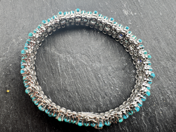 Luxuriöses Armband aus 750er Weißgold mit Brillanten, Saphiren und Cabochons im Bulgari-Stil / floralen Tennisstil, ca. 18cm Länge, ca. 1cm Breite, ca. 34g, (40)