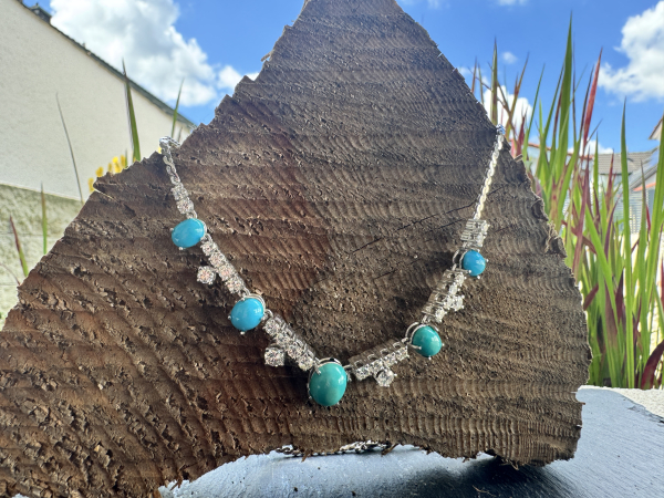 Exquisites Demi-Parure in 585er Weißgold bestehend aus Collier und Ohrclips mit natürlichen Türkis-Cabochons und Brillanten, Gesamtgewicht: 32,30g (41)