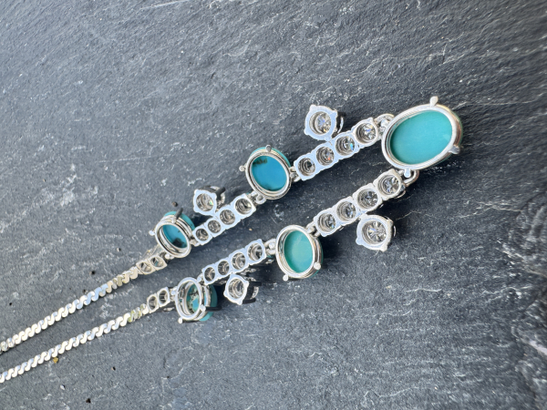 Exquisites Demi-Parure in 585er Weißgold bestehend aus Collier und Ohrclips mit natürlichen Türkis-Cabochons und Brillanten, Gesamtgewicht: 32,30g (41)