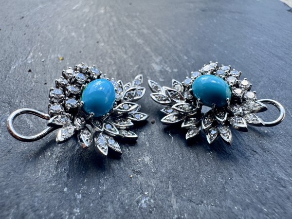 Exquisites Demi-Parure in 585er Weißgold bestehend aus Collier und Ohrclips mit natürlichen Türkis-Cabochons und Brillanten, Gesamtgewicht: 32,30g (41)