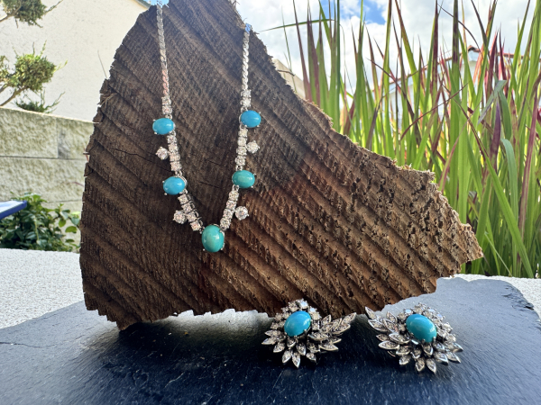 Exquisites Demi-Parure in 585er Weißgold bestehend aus Collier und Ohrclips mit natürlichen Türkis-Cabochons und Brillanten, Gesamtgewicht: 32,30g (41)