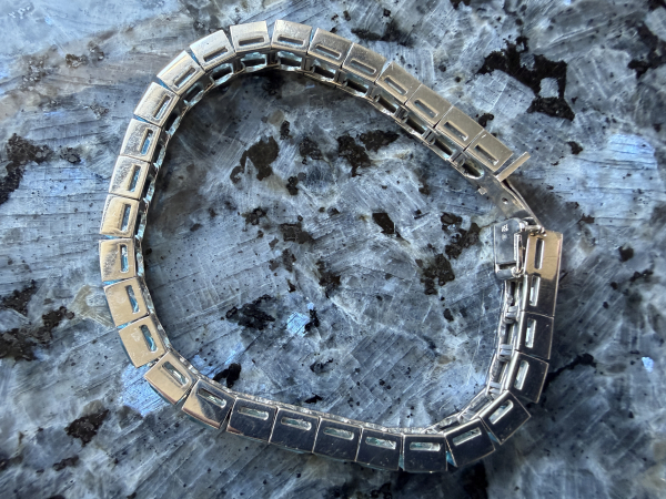 Pariser Haute Joaillerie der Place Vendôme: Hochkarätiges Waskoll Paris Aquamarin-Rivière-Armband – 18K Weißgold (750) 41,10g (43)