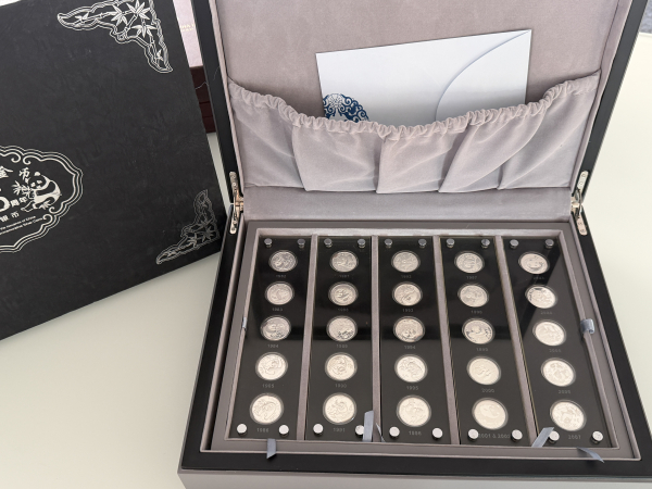China Volksrepublik  25 x 3 Yuan (1/4 Oz Silber) Set China Jubiläumsset 2007 zum 25. jährigen Geburtstag der Gold Panda Münzen Polierte Platte mit PrestigeBox