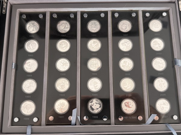 China Volksrepublik  25 x 3 Yuan (1/4 Oz Silber) Set China Jubiläumsset 2007 zum 25. jährigen Geburtstag der Gold Panda Münzen Polierte Platte mit PrestigeBox