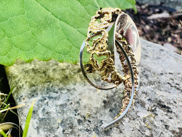 Elegante Vintage Designer-Brosche aus 585er Weiß- und Goldgelb (14 Karat) signiert A*D / Andreas Daub, geschwungen (8)