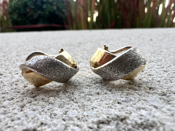 Elegante 14 Karat Gelbgold und Weißgold Ohrringe mit matter diamantierter Oberfläche, 6,40g (21)