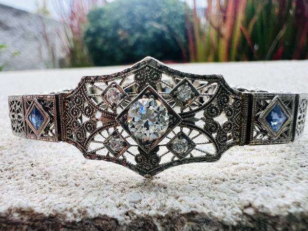 Prachtvolles antikes, Art Deco 14 K Weißgold- Armband mit ca. 1,6 ct Diamanten im Brilliantschliff und blaue Saphire, durchbrochene Ornamente, 19cm, 15,40g (22)