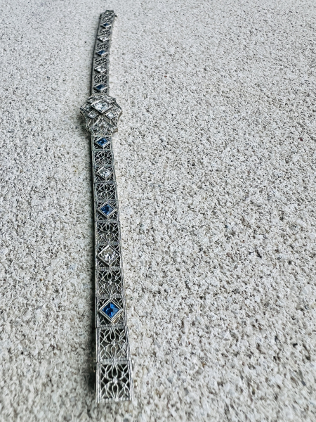 Prachtvolles antikes, Art Deco 14 K Weißgold- Armband mit ca. 1,6 ct Diamanten im Brilliantschliff und blaue Saphire, durchbrochene Ornamente, 19cm, 15,40g (22)