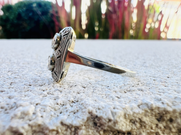 Exklusiver Art - Deko - Diamantring in 585er Weißgold mit zwei Brillanten ca. 0.25 ct, Ringgröße 55 (26)