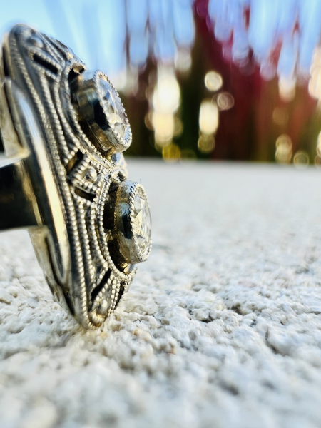 Exklusiver Art - Deko - Diamantring in 585er Weißgold mit zwei Brillanten ca. 0.25 ct, Ringgröße 55 (26)