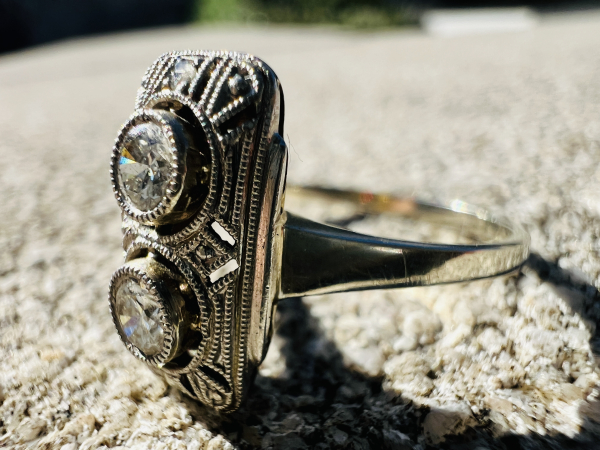 Exklusiver Art - Deko - Diamantring in 585er Weißgold mit zwei Brillanten ca. 0.25 ct, Ringgröße 55 (26)