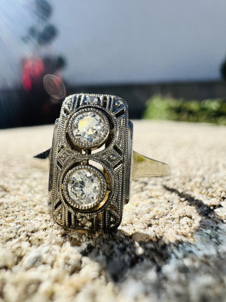 Exklusiver Art - Deko - Diamantring in 585er Weißgold mit zwei Brillanten ca. 0.25 ct, Ringgröße 55 (26)