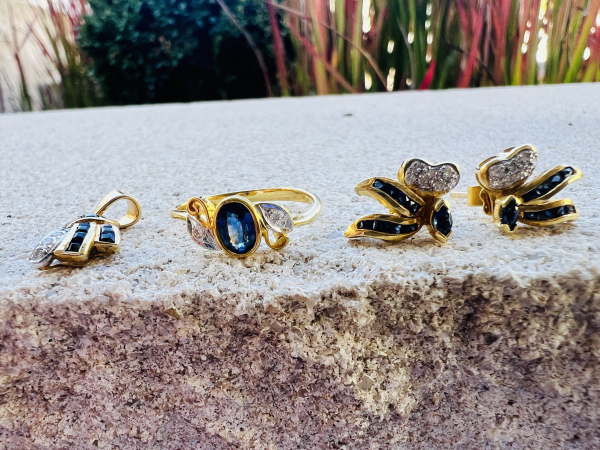 Exklusives Schmuck - Set ( Ring, Ohrstecker und Anhänger ) 14 und 18 Karat (585er und 750er) Gelb- und Weißgold mit blauen Saphiren und Diamanten, ca. 7,50g Gesamtgewicht, Ringgröße 54 (24)