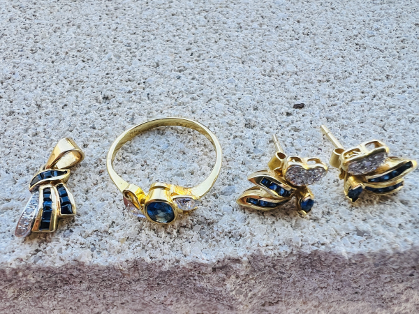 Exklusives Schmuck - Set ( Ring, Ohrstecker und Anhänger ) 14 und 18 Karat (585er und 750er) Gelb- und Weißgold mit blauen Saphiren und Diamanten, ca. 7,50g Gesamtgewicht, Ringgröße 54 (24)