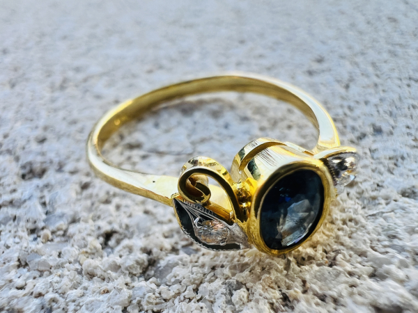Exklusives Schmuck - Set ( Ring, Ohrstecker und Anhänger ) 14 und 18 Karat (585er und 750er) Gelb- und Weißgold mit blauen Saphiren und Diamanten, ca. 7,50g Gesamtgewicht, Ringgröße 54 (24)