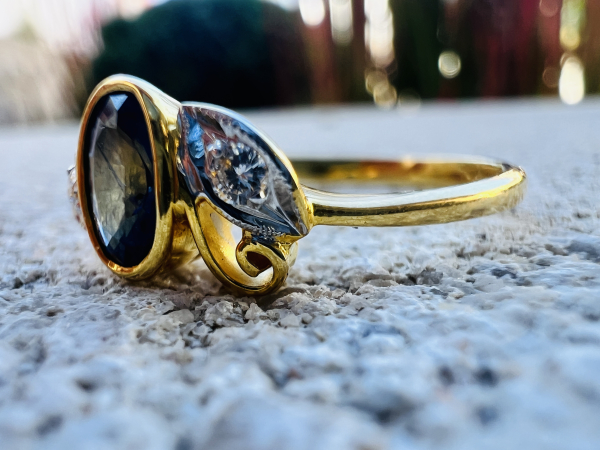 Exklusives Schmuck - Set ( Ring, Ohrstecker und Anhänger ) 14 und 18 Karat (585er und 750er) Gelb- und Weißgold mit blauen Saphiren und Diamanten, ca. 7,50g Gesamtgewicht, Ringgröße 54 (24)