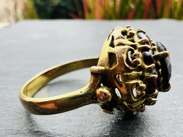 Vintage - Cocktailring mit Rubinroten Granat im floralenstil in Krappenfassung, 333 Gelbgold, Ringgröße 65, ca. 6,95g (29)