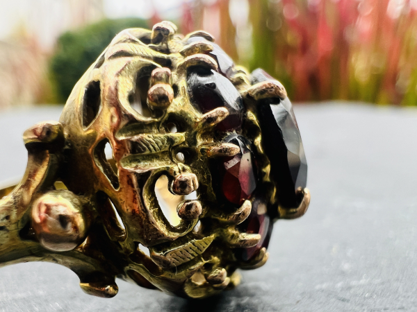 Vintage - Cocktailring mit Rubinroten Granat im floralenstil in Krappenfassung, 333 Gelbgold, Ringgröße 65, ca. 6,95g (29)