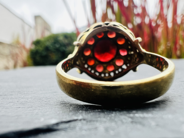 Vintage - Cocktailring mit Rubinroten Granat im floralenstil in Krappenfassung, 333 Gelbgold, Ringgröße 65, ca. 6,95g (29)