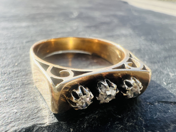 Damenring 585er Gelbgold mit 3 Brillanten (Krappenfassung) und Ornamenten, Ringgröße 50, ca. 3,95g, (30)