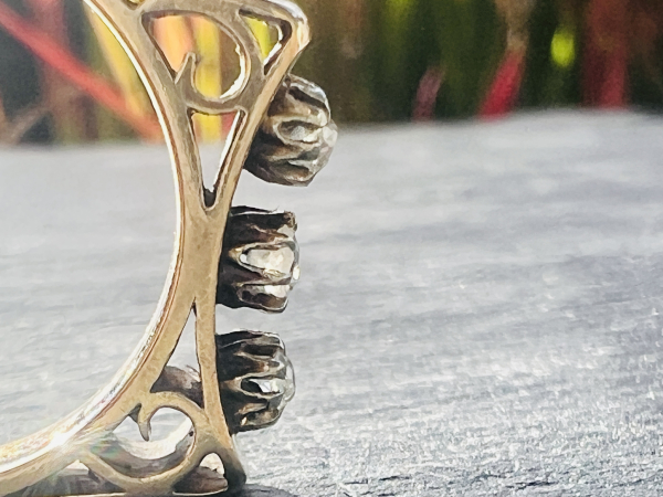 Damenring 585er Gelbgold mit 3 Brillanten (Krappenfassung) und Ornamenten, Ringgröße 50, ca. 3,95g, (30)