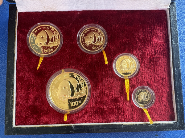 China kmpl Set 1987 Panda 1/20 Oz - 1 Oz  Gold 4 Münzen Set in Polierte Platte in orig. Etui 59,085g