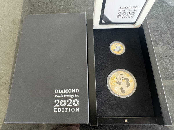 China 100 Yuan Gold & 10 Yuan Silber 2020 Panda - Prestige Diamond Stgl. mit Box & Zertifikat
