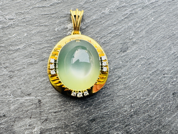 Hochwertiger Goldanhänger in 750er Gelbgold mit grünen Cabochon (Mondstein Durchmesser ca 20mm) und 9 Brillanten ca. 0,90 ct, ca.27,10g gesamt, (35)