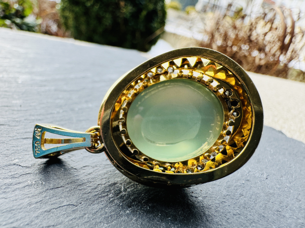 Hochwertiger Goldanhänger in 750er Gelbgold mit grünen Cabochon (Mondstein Durchmesser ca 20mm) und 9 Brillanten ca. 0,90 ct, ca.27,10g gesamt, (35)